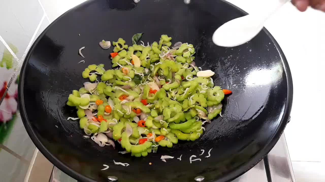 Foto langkah ke 7 dari resep Tumis Pare Petai dan Teri.