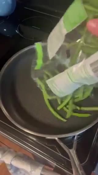 A picture of step 1 of Garlic & Butter Green Beans.