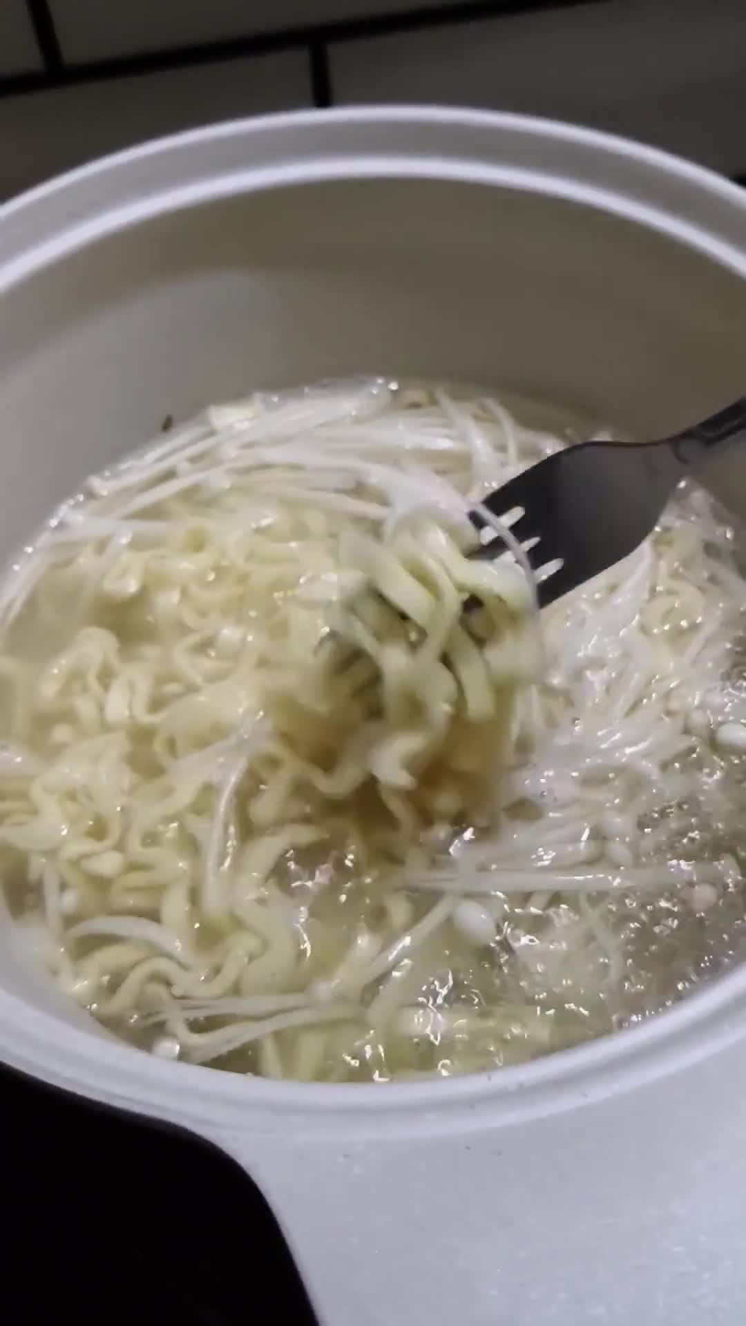 Foto langkah ke 6 dari resep Indomie Hype abis Jamur Enoki.