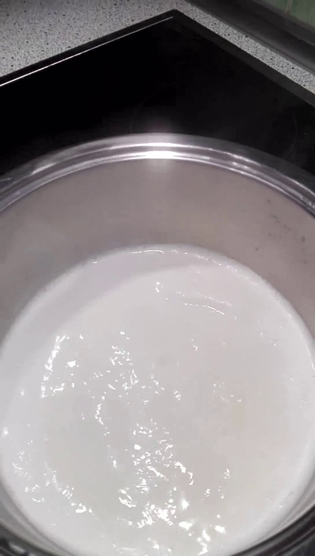 Foto del paso 1 de la receta: Torrijas sobre leche infusionada con canela