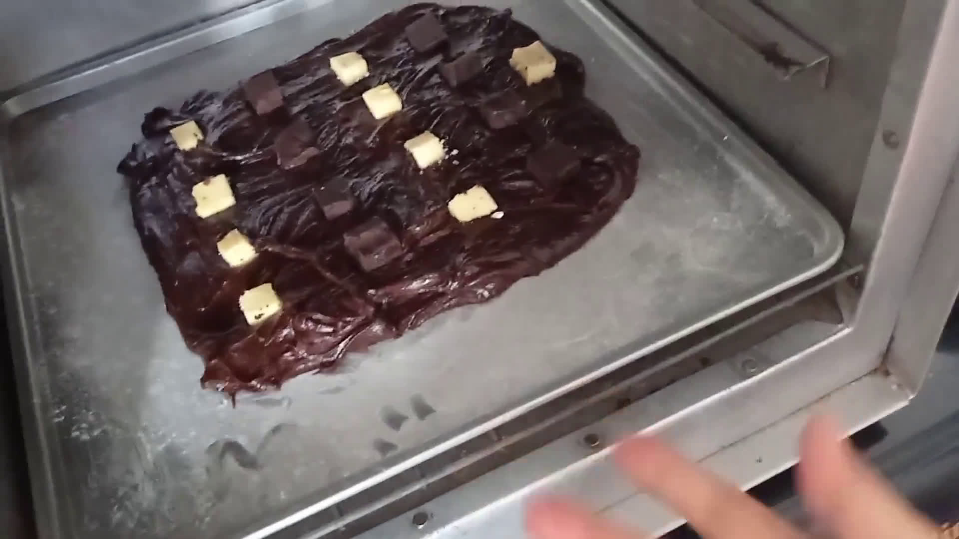 Foto langkah ke 5 dari resep Fudgy brownies shiny crust.