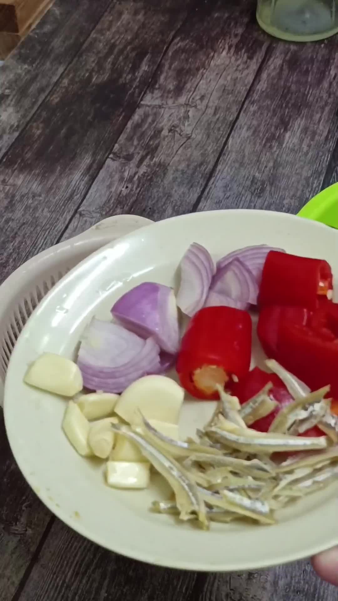 Gambar langkah 1 resipi Sambal Strawberry Ikan Masin.