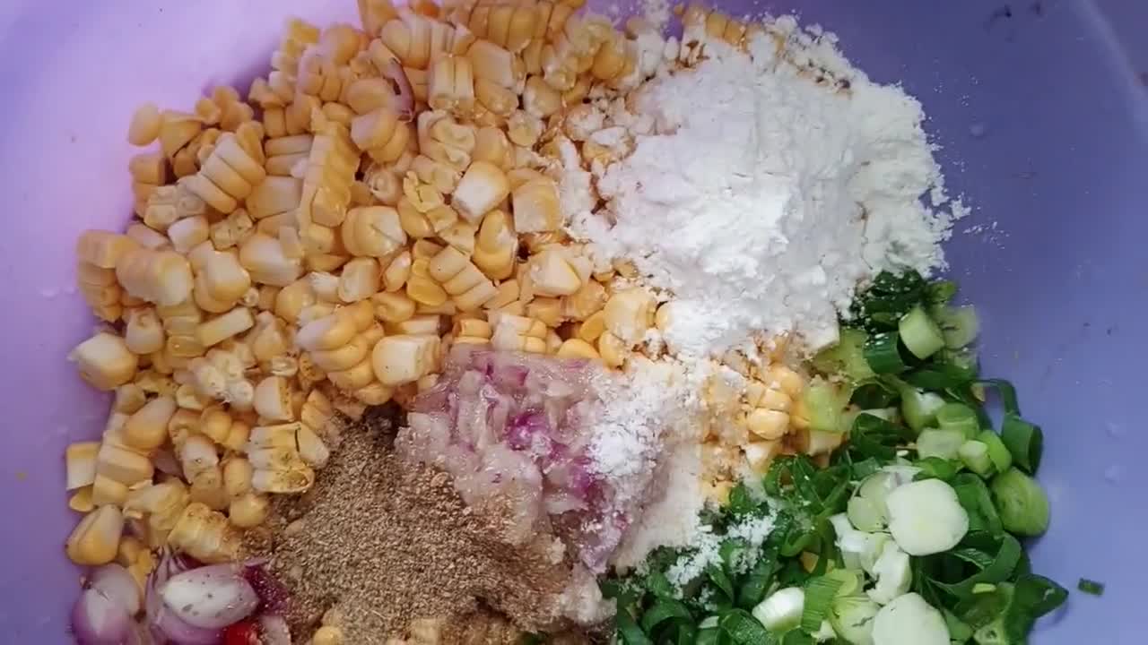 Foto langkah ke 2 dari resep Bakwan Jagung Moucup.