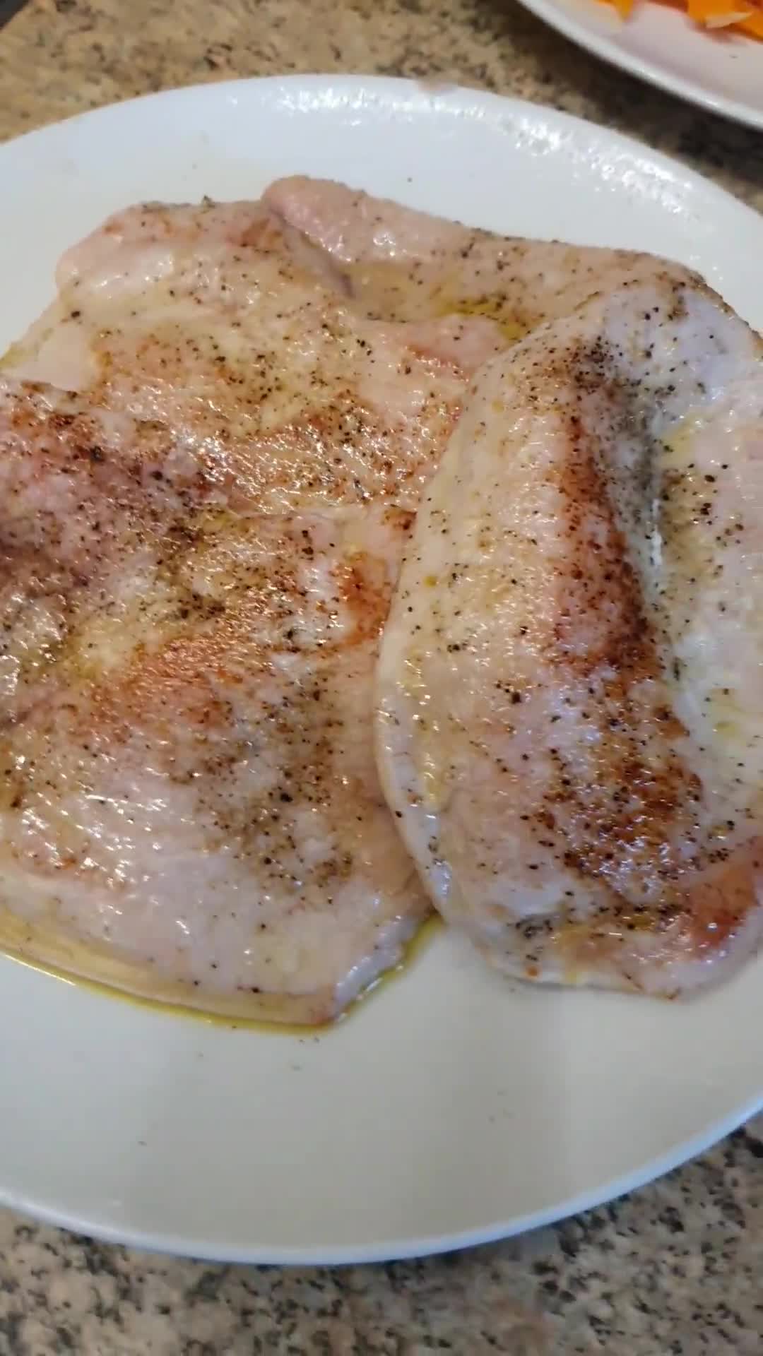 Foto del paso 2 de la receta: Pechuga de pavo en salsa de brandy con portobello y vegetales