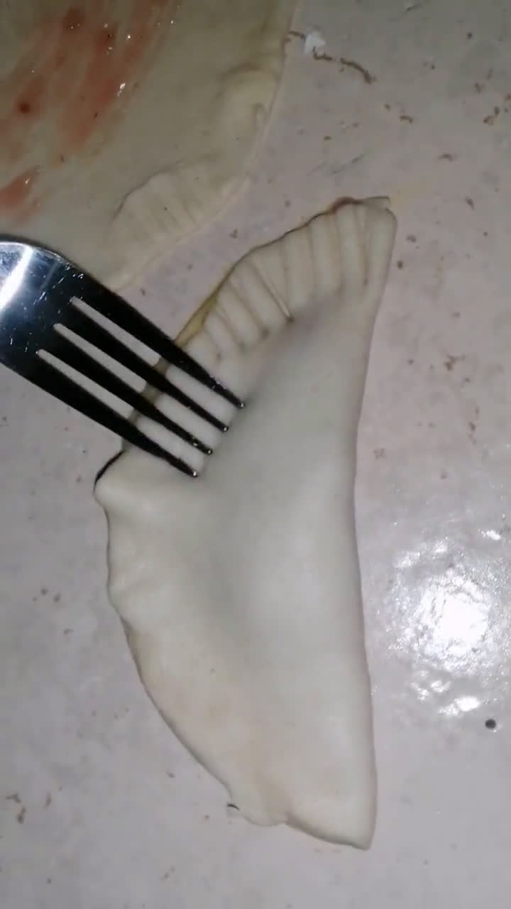 Foto del paso 5 de la receta: Empanadas y banderillas ✨