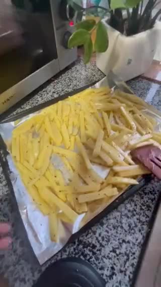 Hình bước làm 3 của món Đổi Gió Với Steak Burger và Khoai Tây Nướng Thảo Mộc