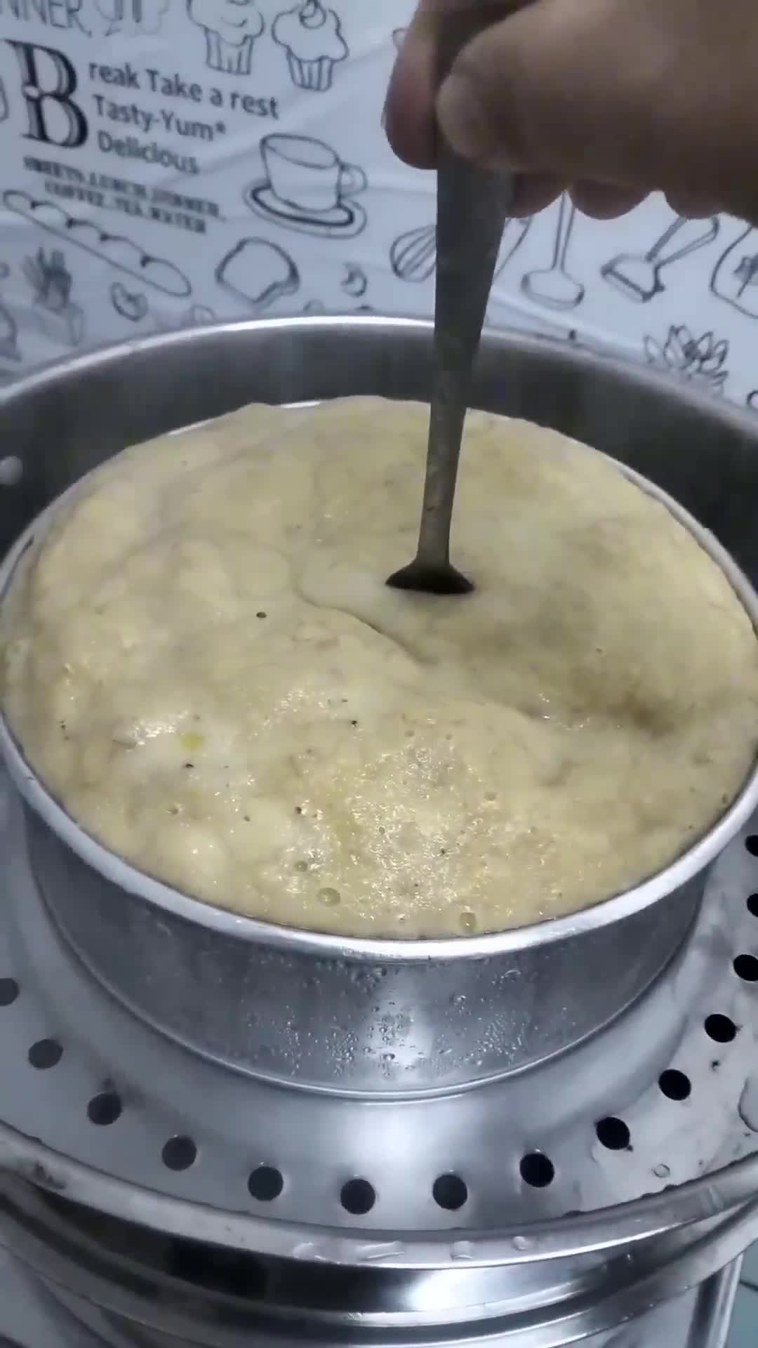 Gambar langkah 4 resipi Kek karemel pisang.
