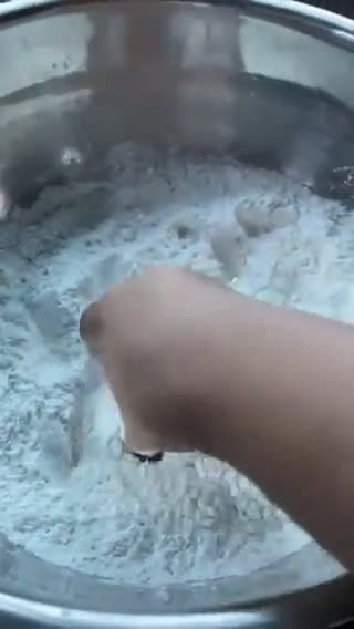 Gambar langkah 2 resipi Kuih Putu Perak.