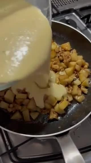 Foto del passaggio 3 della ricetta Schmarrn - Frittata dolce di Mele e Noci dell’Alto Adige 🍎