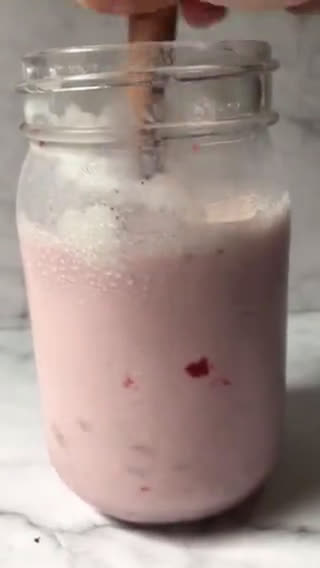 Foto langkah ke 5 dari resep Korean Strawberry Milk.