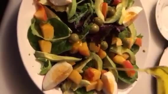 Foto del paso 4 de la receta: Ensalada de brotes tiernos, con albaricoque