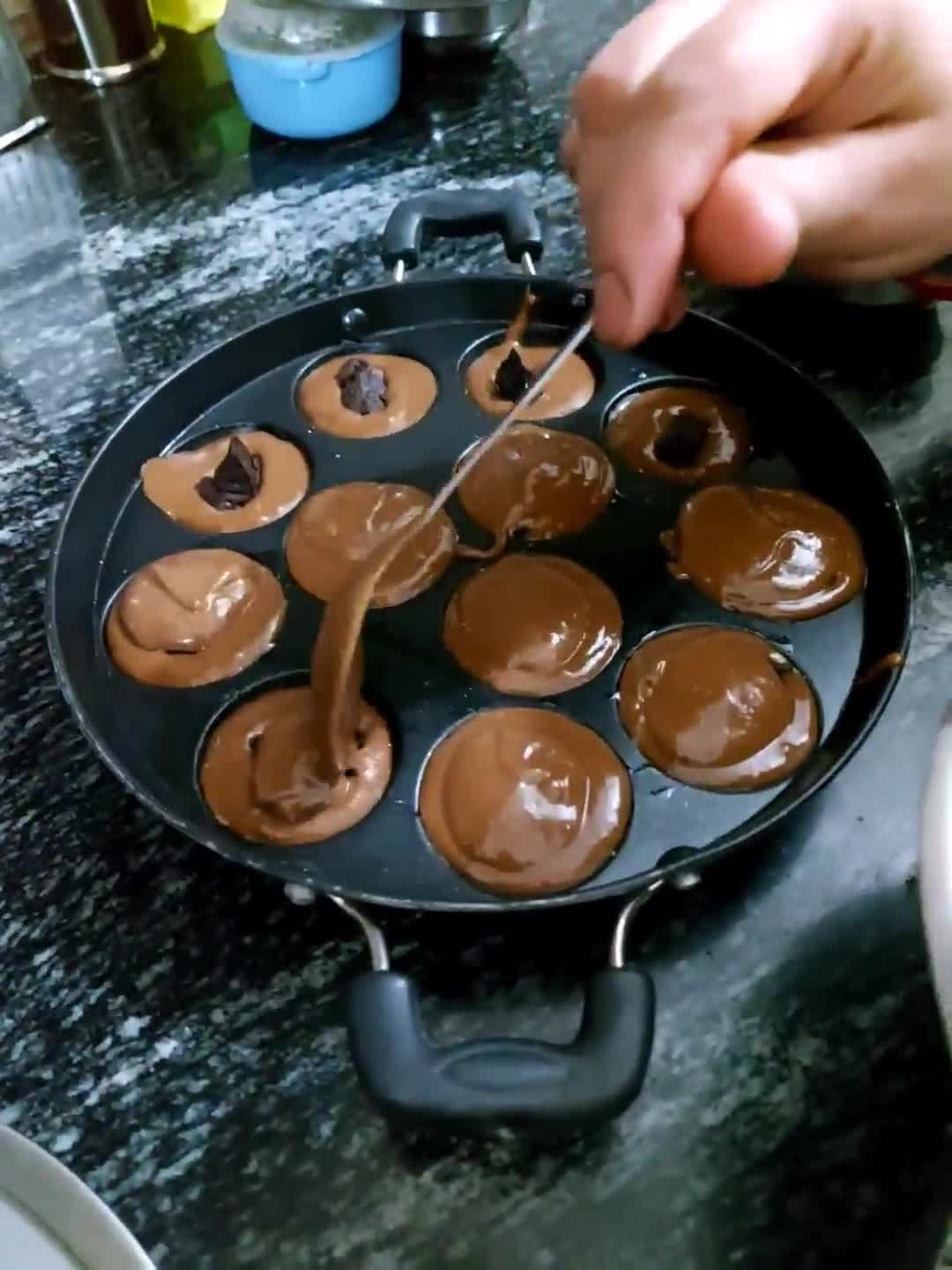 चॉकलेट लावा अप्पे (chocolate lava appe recipe in Hindi) रेसिपी चरण 4 फोटो