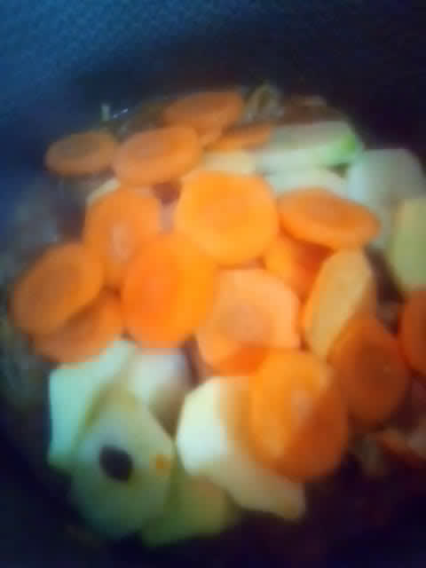 Foto del paso 3 de la receta: Bifes de bondiola (cerdo) con verduras y mucho sazón