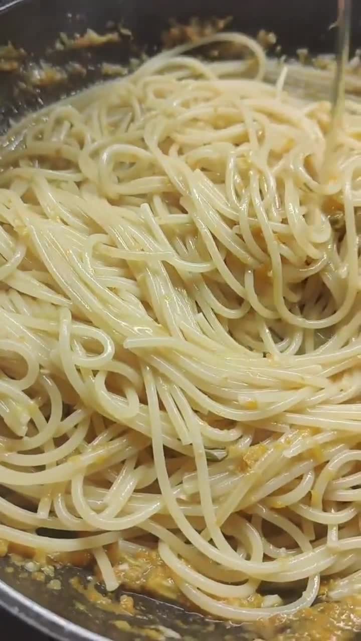 Foto del passaggio 3 della ricetta Spaghetti ai fiori di zucchina e limone