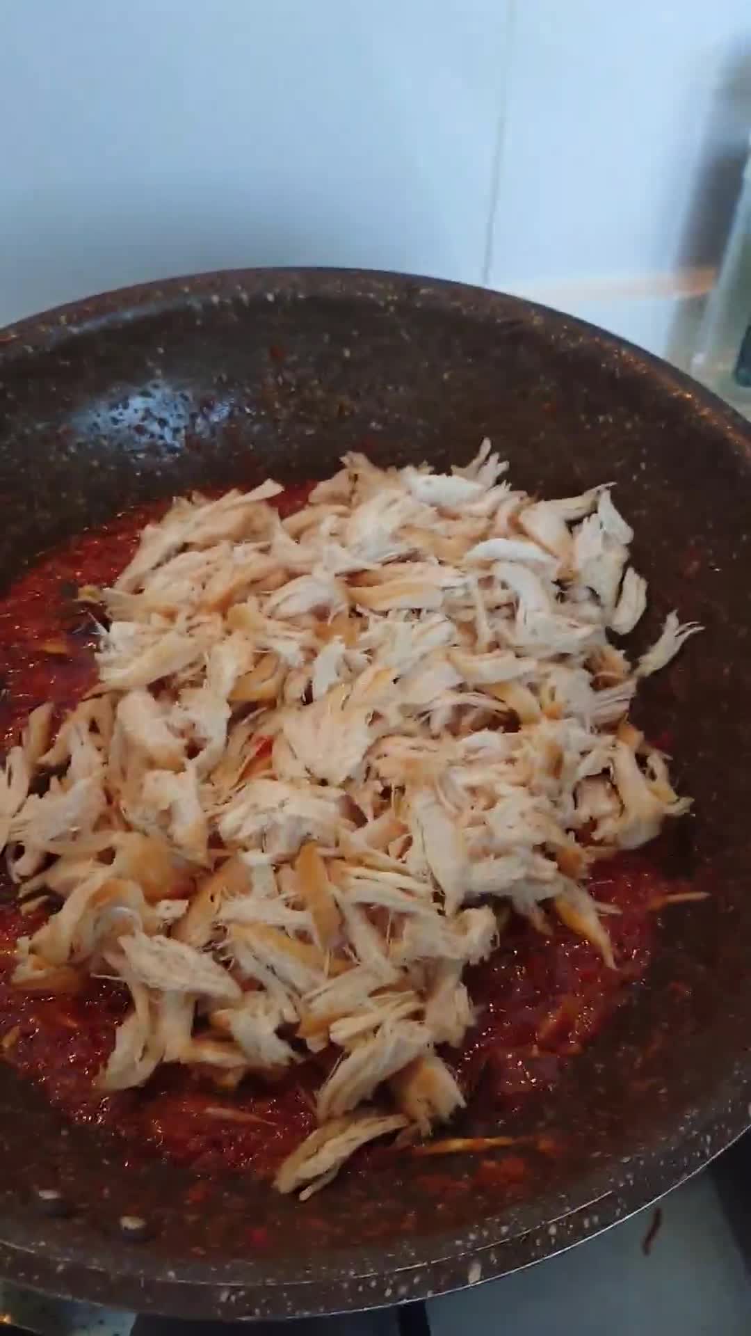 Foto langkah ke 8 dari resep 63. Sambal Ayam Suwir dengan Daun Jeruk.