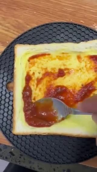 Gambar langkah 1 resipi Roti Telur Bakar dengan Baked Beans.