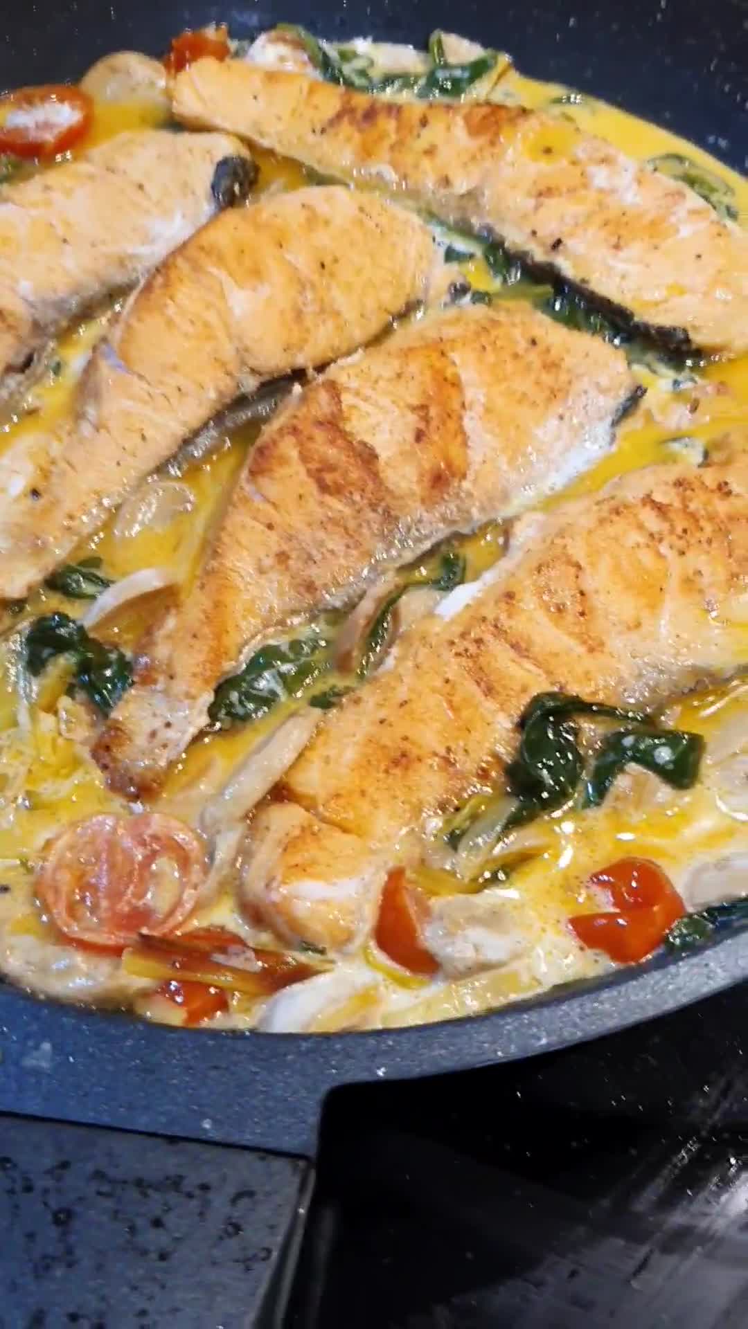 Foto del paso 4 de la receta: Salmón en salsa cremosa de puerro con cherrys y espinacas frescas