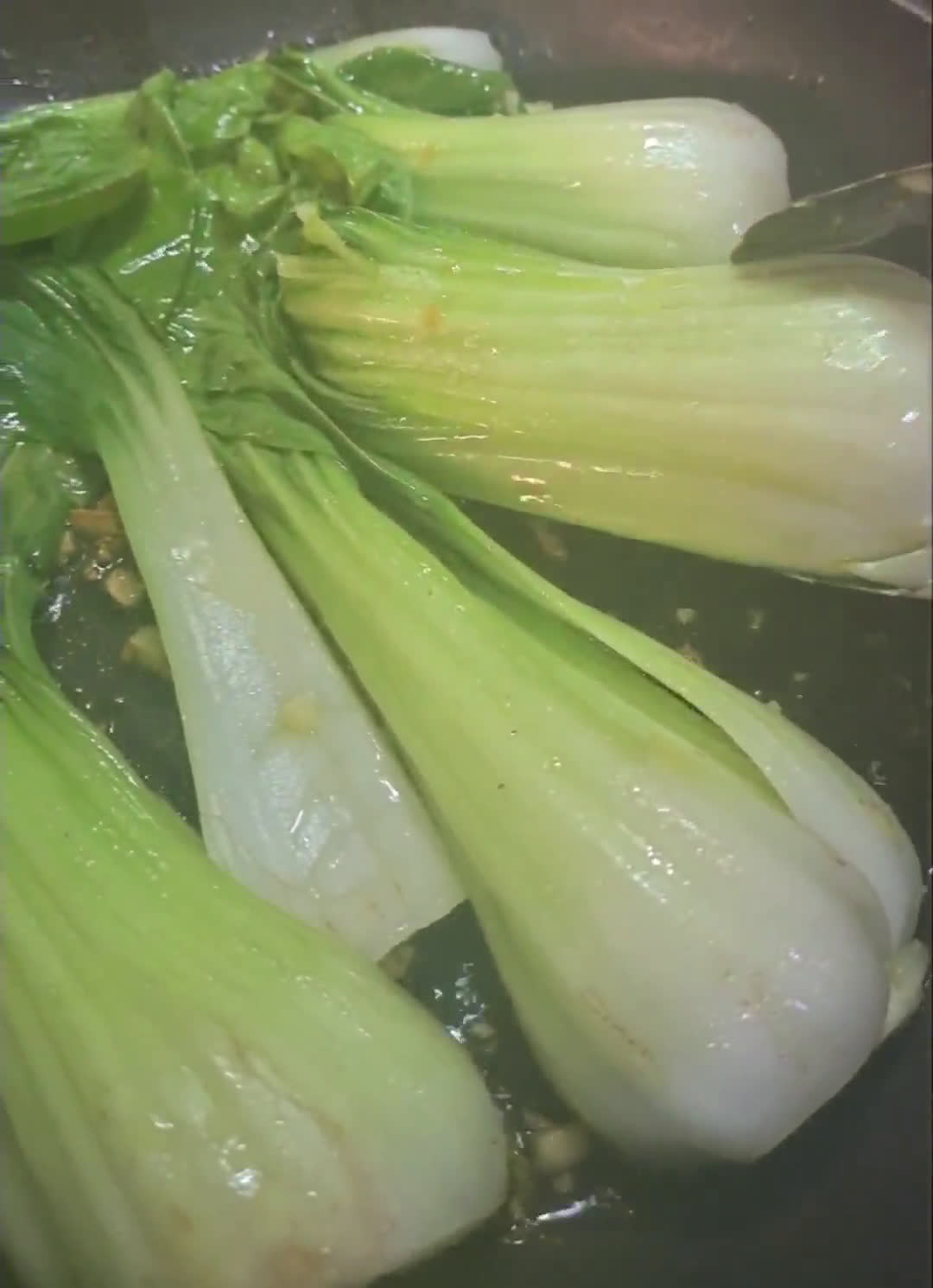 Foto del paso 2 de la receta: Pak Choi salteado con ajo y limón