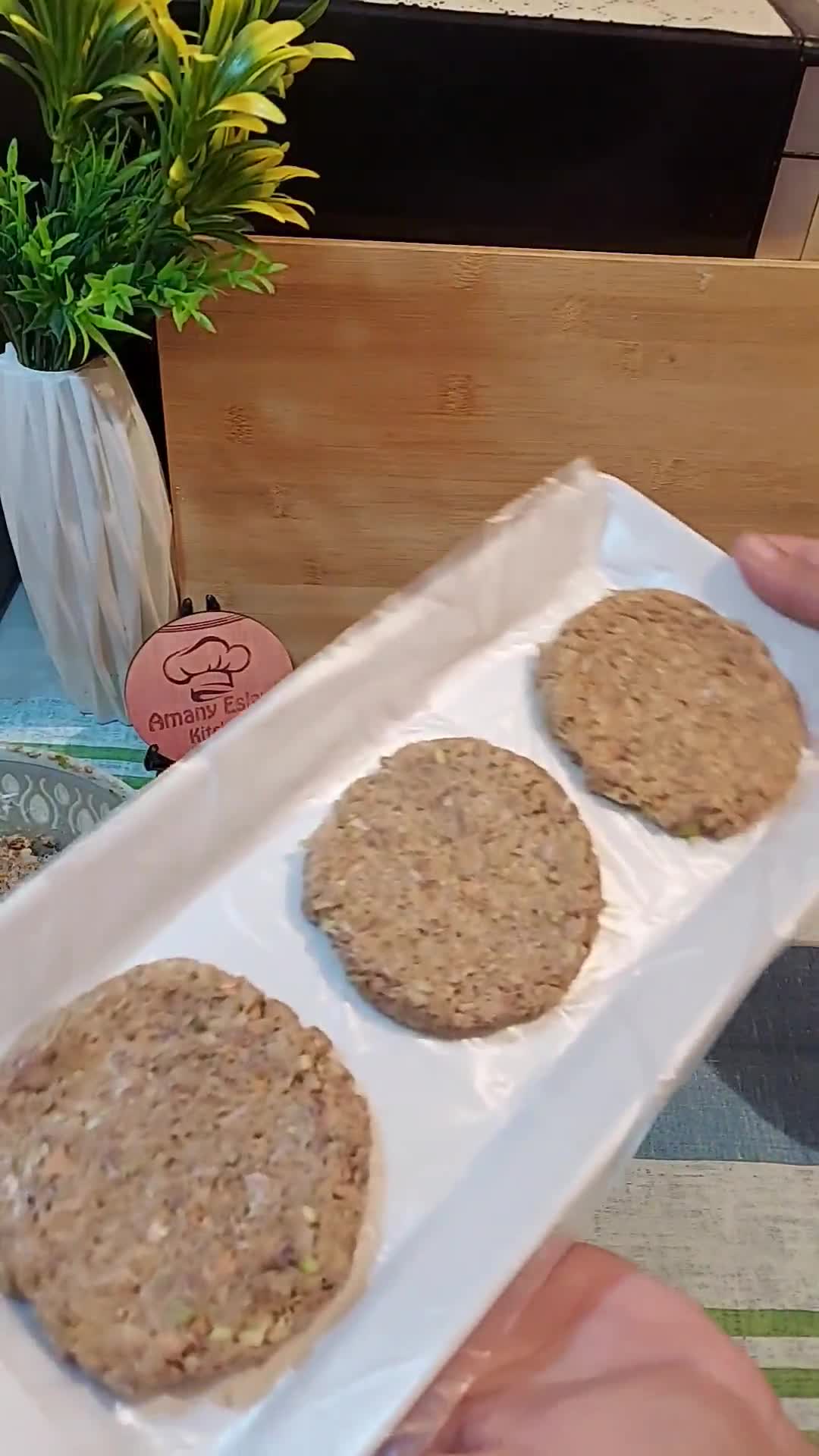 صورة لخطوة 3 من وصفة برجر بالخضار بكل أفكاره 🍔