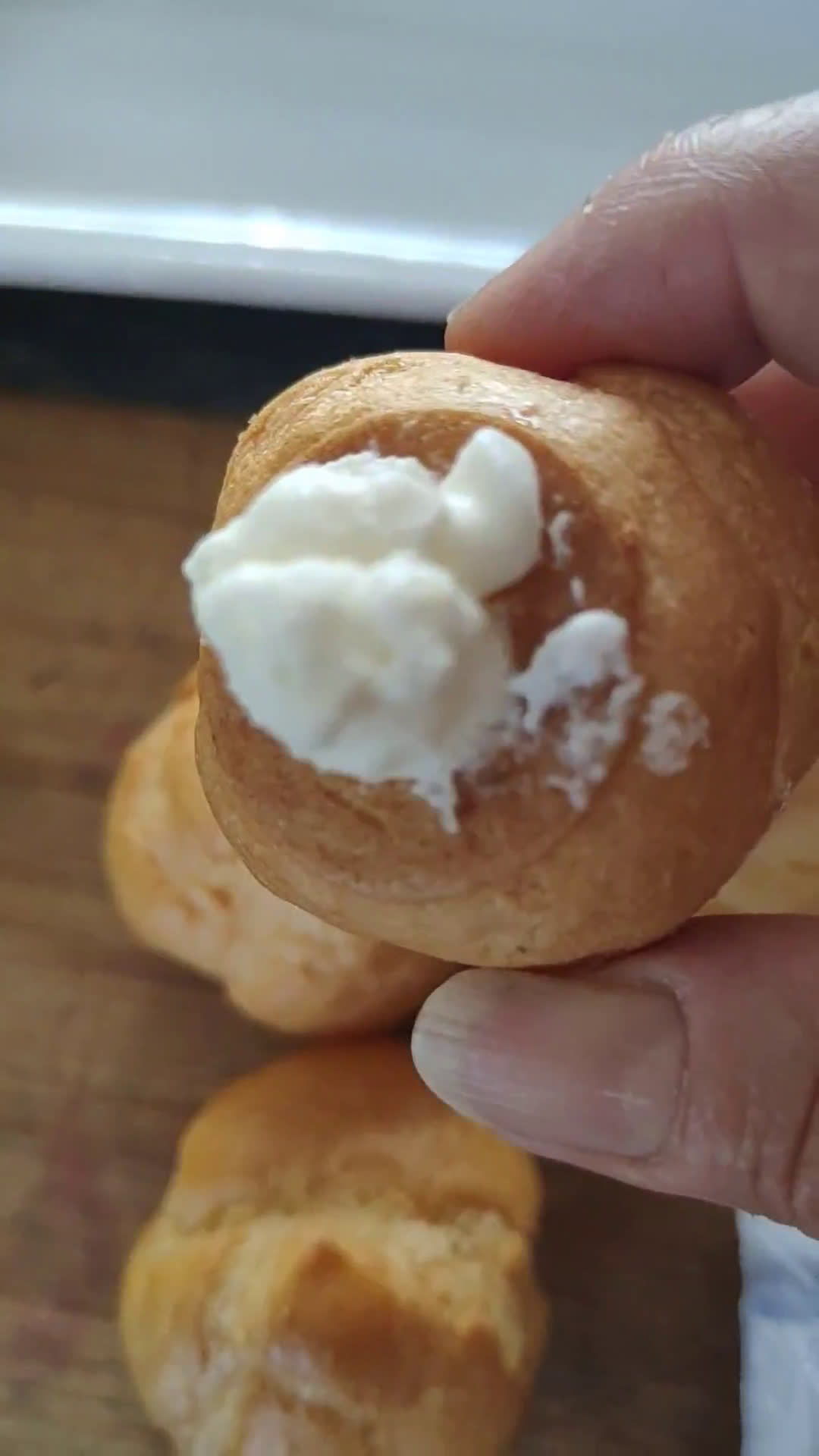 Foto del passaggio 2 della ricetta Mini profiteroles con Orange curd