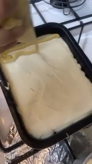 صورة لخطوة 7 من وصفة -بسبوسة محشيه بالقشطه لذيذة😋!