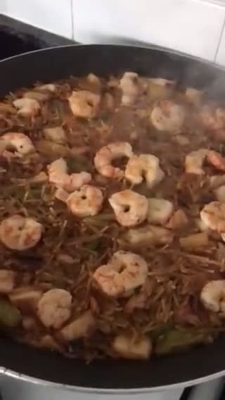 Foto del paso 11 de la receta: Fideuà de potón, gambones, ajos tiernos y dátiles medjol
