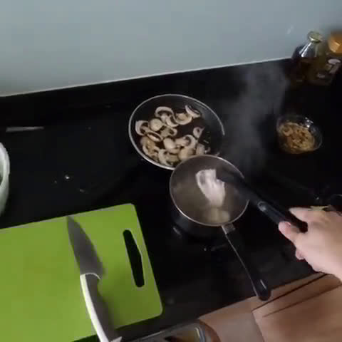 Foto langkah ke 5 dari resep Mie Ayam Jamur Rumahan (step video).