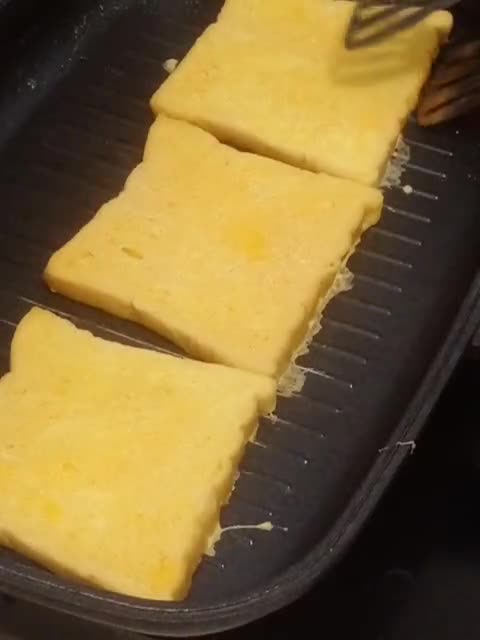 Gambar langkah 3 resipi Roti Telur Bakar Cheese.