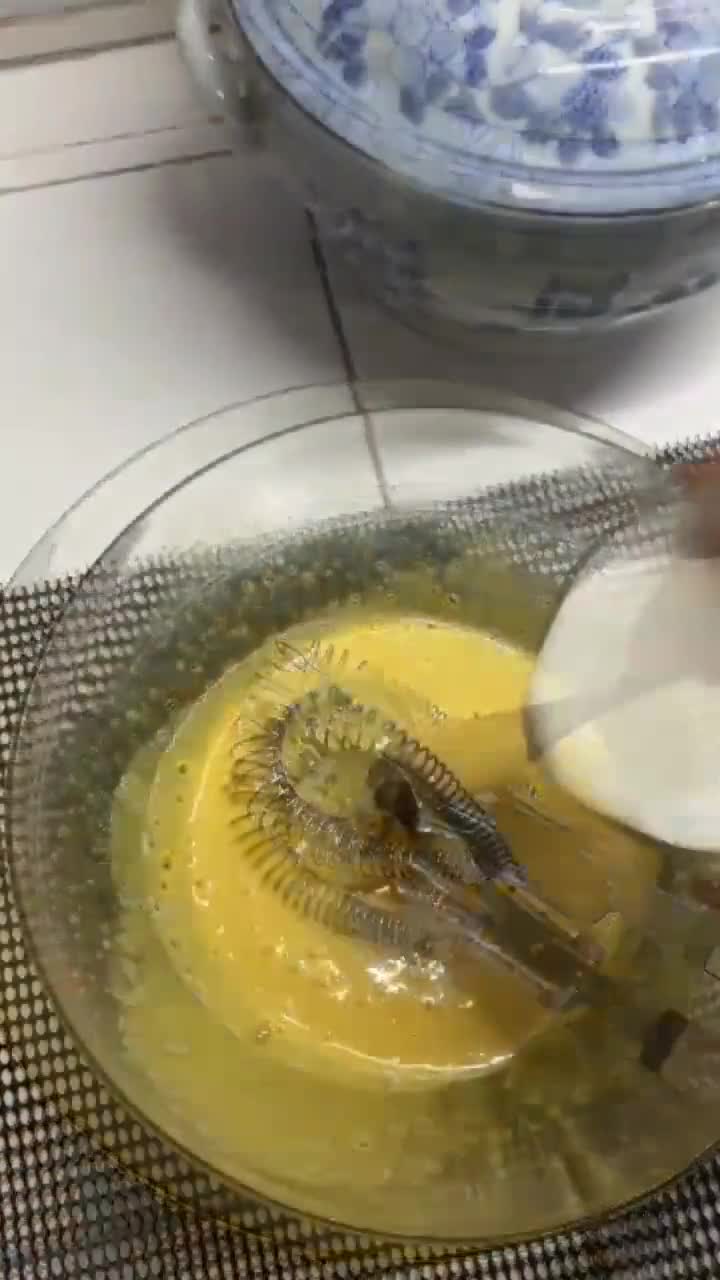 Foto langkah ke 2 dari resep Oenbitjkoek Chiffon Cake.