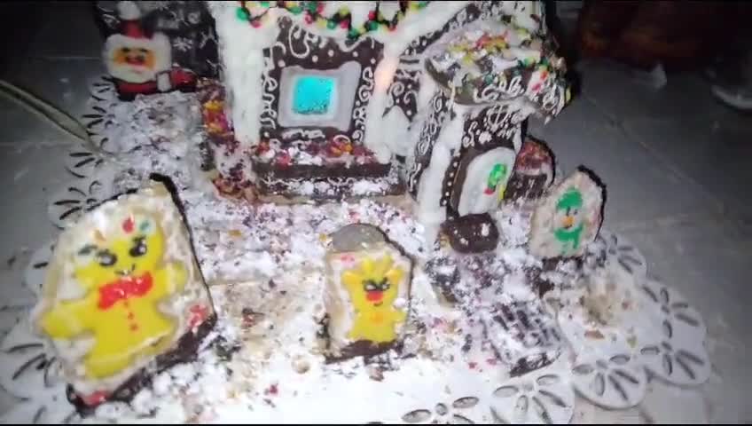 Foto del paso 11 de la receta: Mi casita de jengibre, chocolate y glasé!!🏠🎄🎄🎇