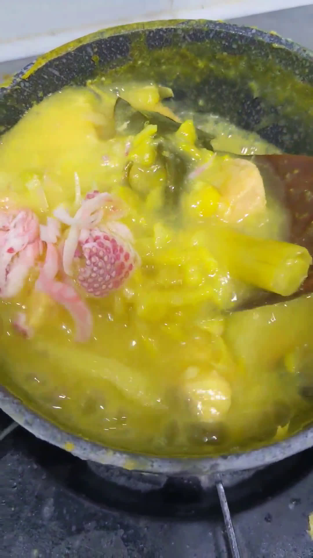 Foto langkah ke 3 dari resep MPASI nasi/bubur kuning salmon kecombrang.