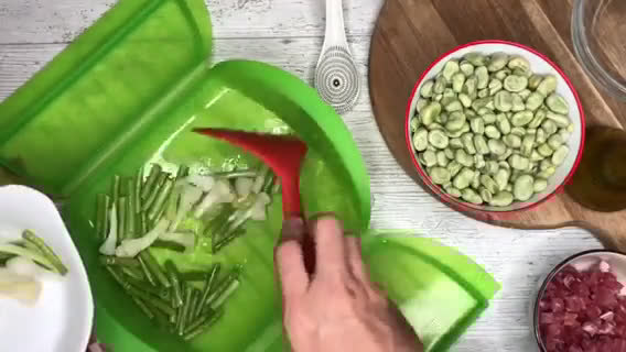 Foto del paso 2 de la receta: Habas con jamón y ajetes en Lékué al microondas