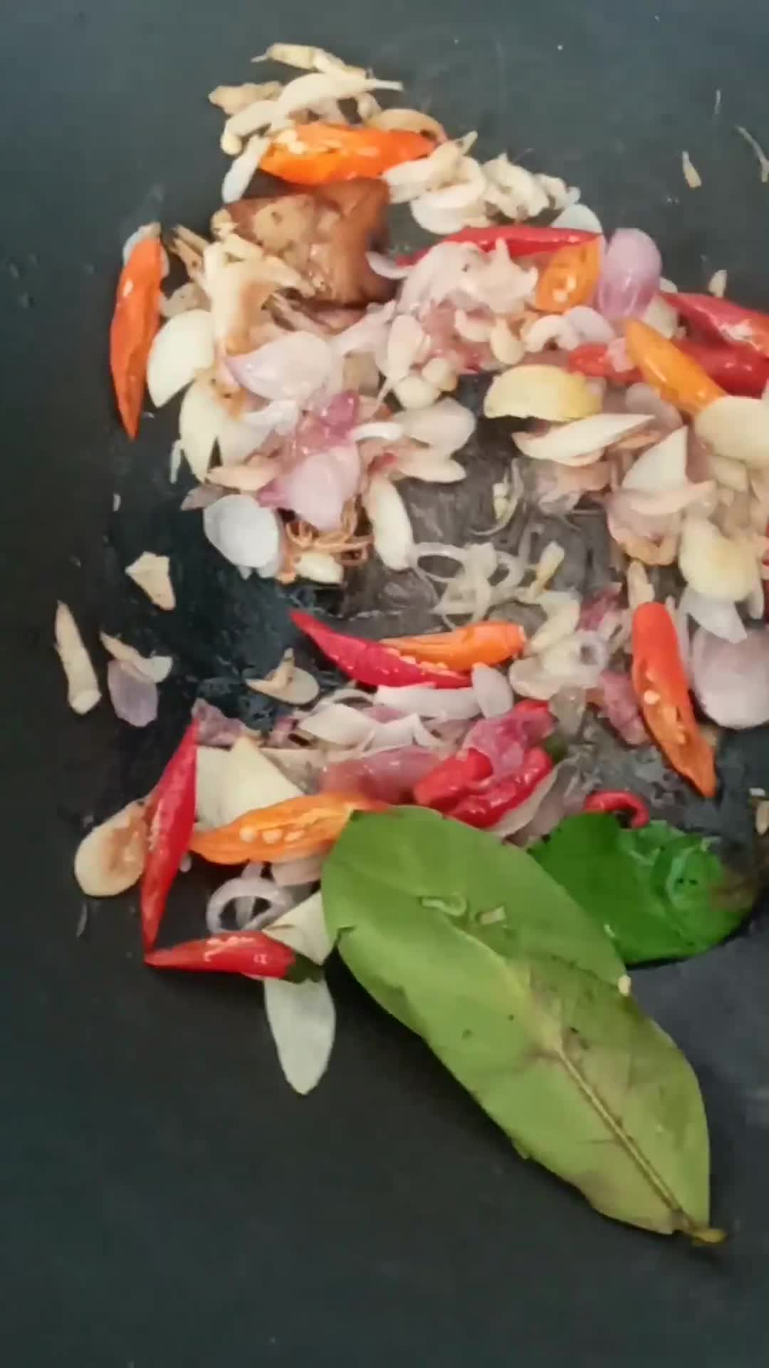 Foto langkah ke 1 dari resep Oseng Kates Daun Melinjo.