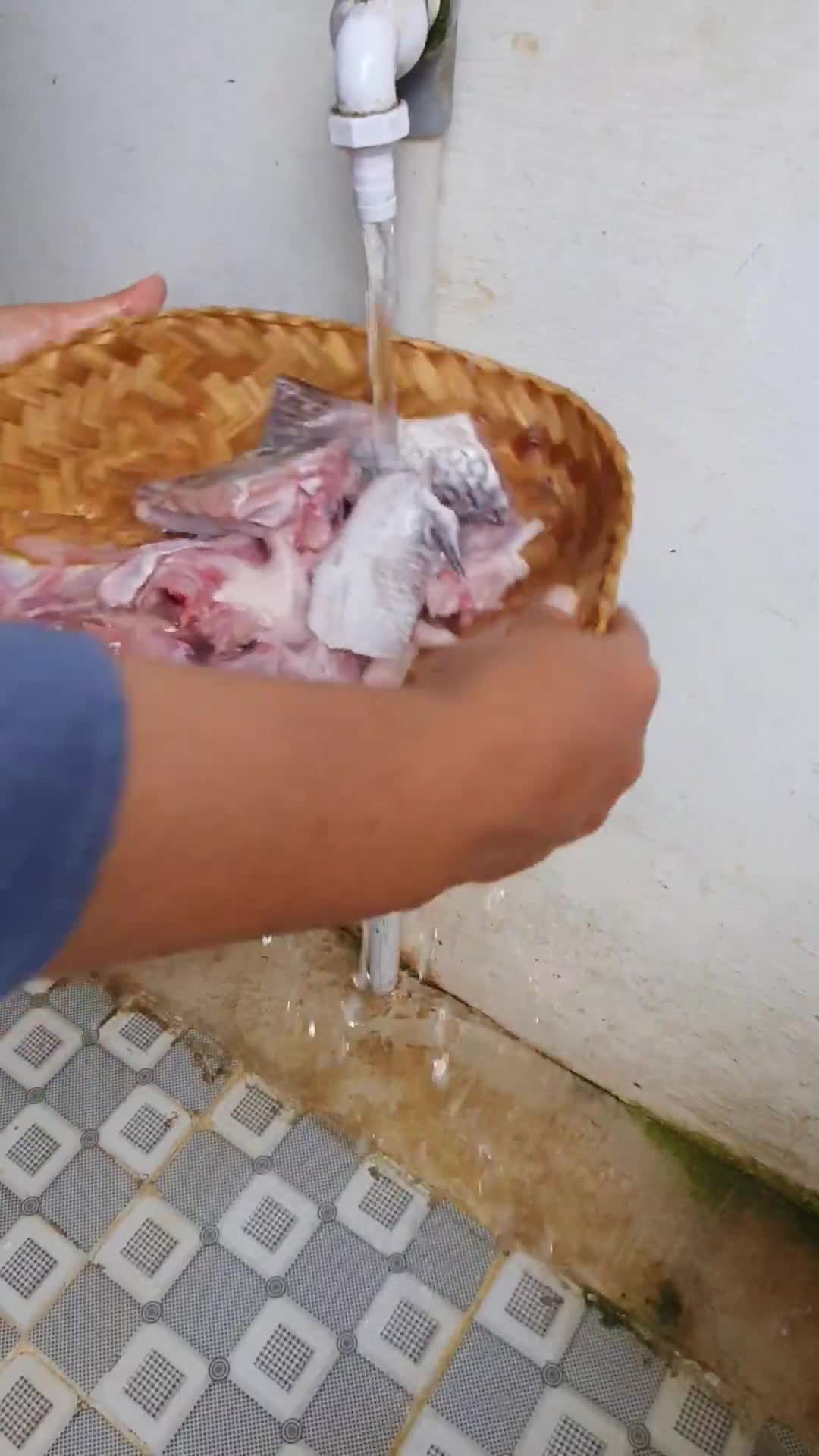 Foto langkah ke 1 dari resep Tumis Kepala Ikan.