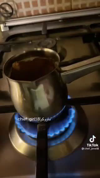 صورة لخطوة 1 من وصفة هوت شوكلت بالمارشميلو
