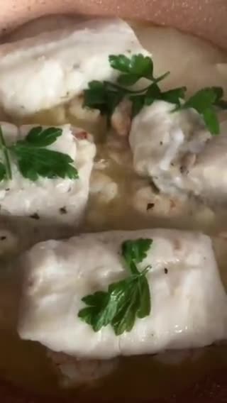 Foto del paso 7 de la receta: Supremas de merluza y gambones, al vino blanco, con ajos y aove