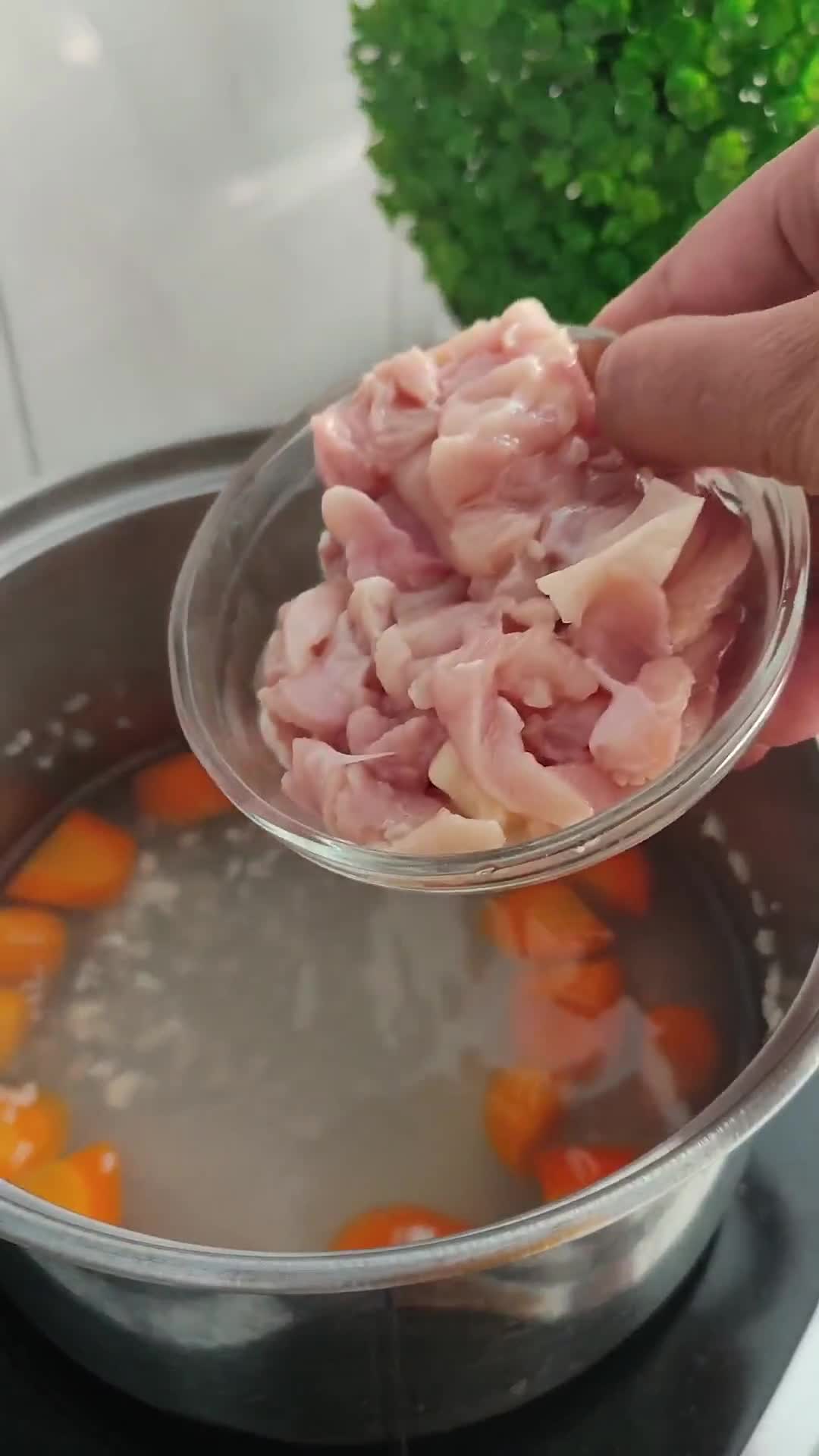 Foto langkah ke 2 dari resep Japanese Egg & Tofu Soup.