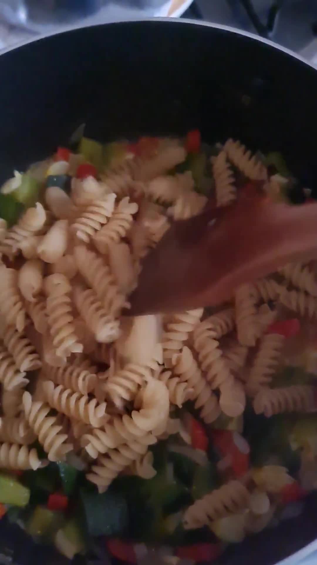 Foto del paso 2 de la receta: Fideos con zapallitos 🍝 técnica "one pot pasta"