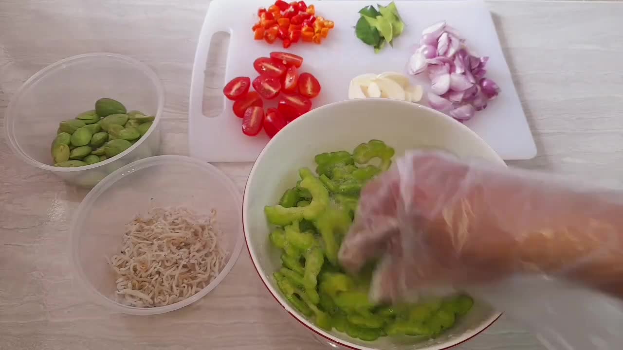 Foto langkah ke 4 dari resep Tumis Pare Petai dan Teri.