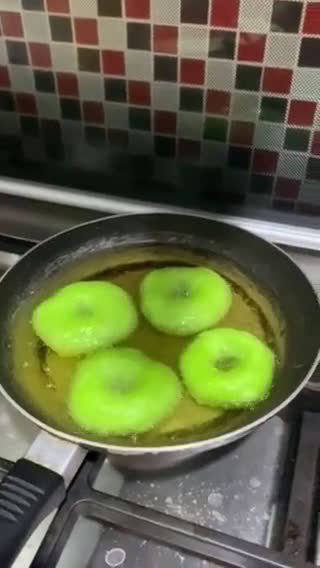 Foto langkah ke 3 dari resep Donat Pandan.