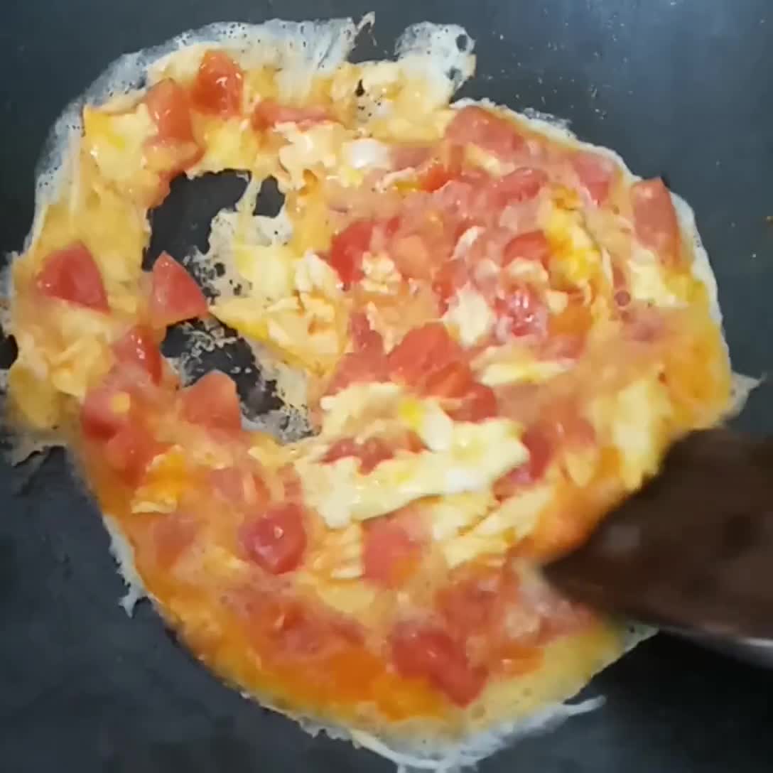 Foto langkah ke 3 dari resep Tomato Scrambled Egg.