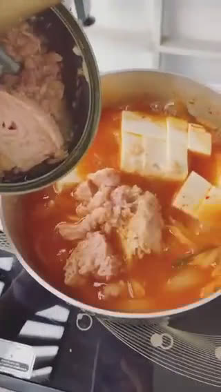 Hình bước làm 3 của món Canh kim chi cá ngừ ngâm dầu (Chamchi kimchi jjigae)