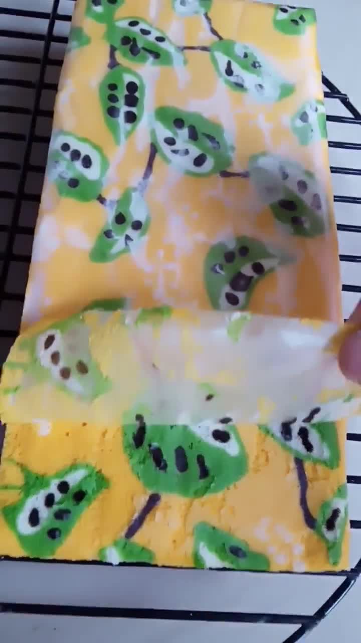 Foto langkah ke 6 dari resep Bolu Kukus Pisang Motif Batik.