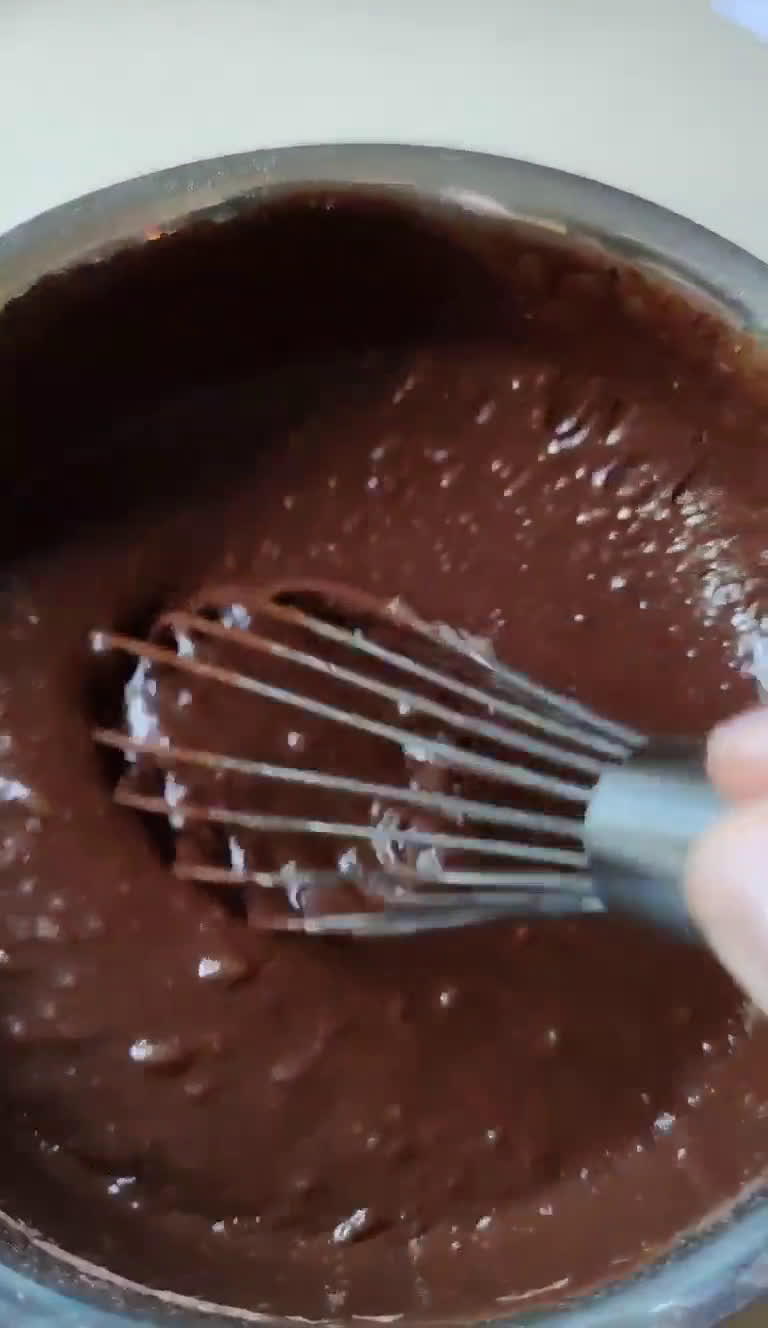 Foto del paso 5 de la receta: Tarta de chocolate, pera y cobertura chocolate cheesecream 🍫🍐