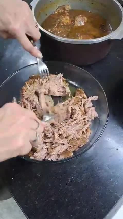 Foto del paso 3 de la receta: Bondiola a la cerveza negra desmechada