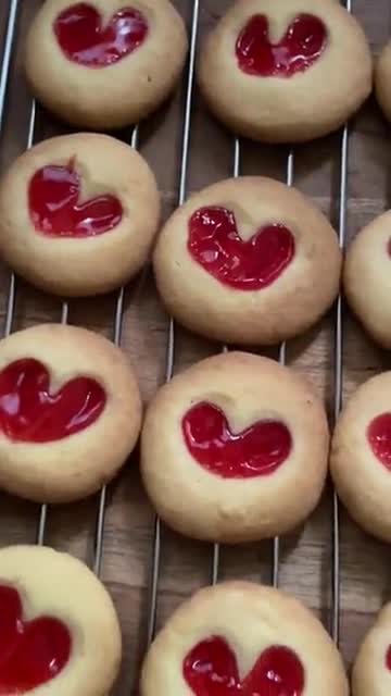 Foto langkah ke 5 dari resep Heart Shaped Thumbprint Cookies.