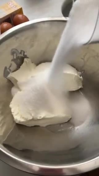 Foto del paso 3 de la receta: Tarta de queso quemada, con crumble de galletas, miel y chía