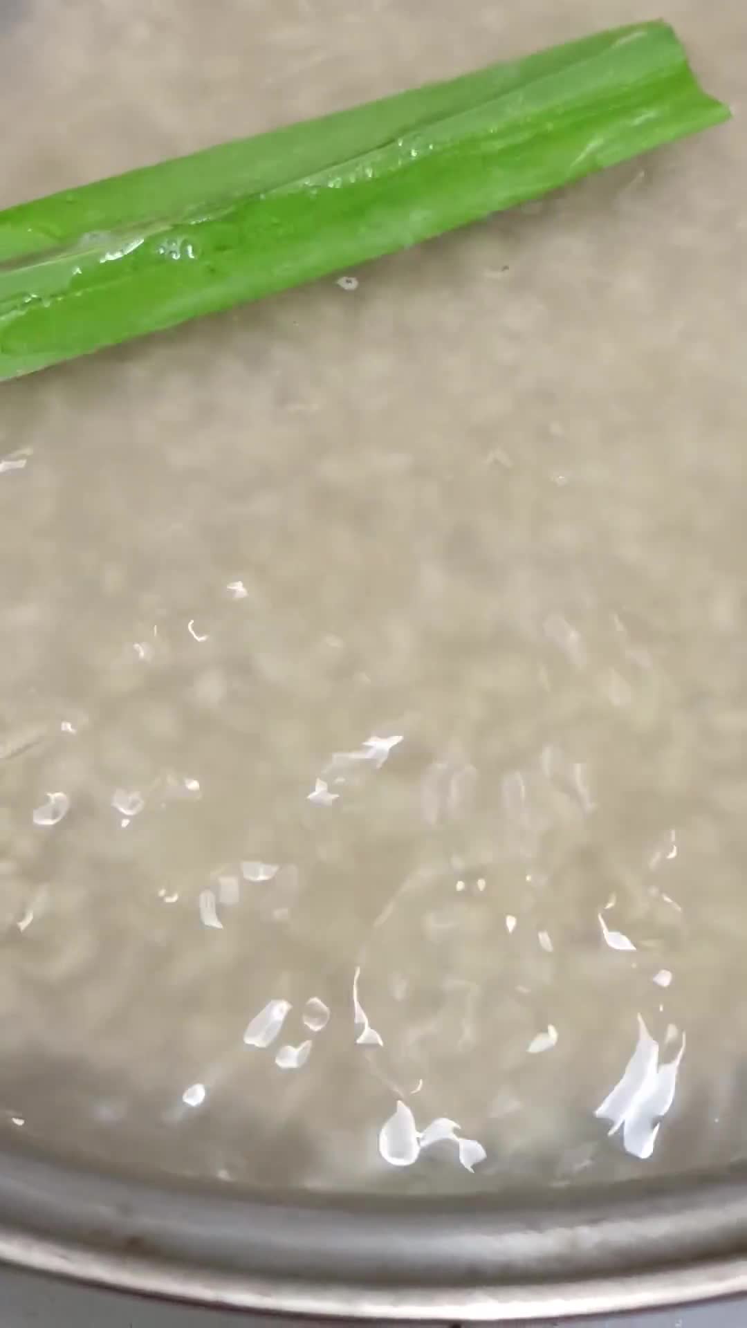 Gambar langkah 2 resipi Air Barli Pandan.