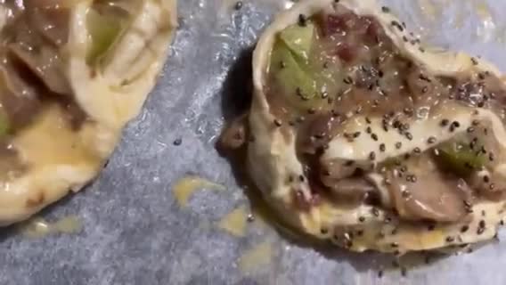 Foto del paso 8 de la receta: Rollos de hojaldre, rellenos de verduras de temporada y jamón ibérico