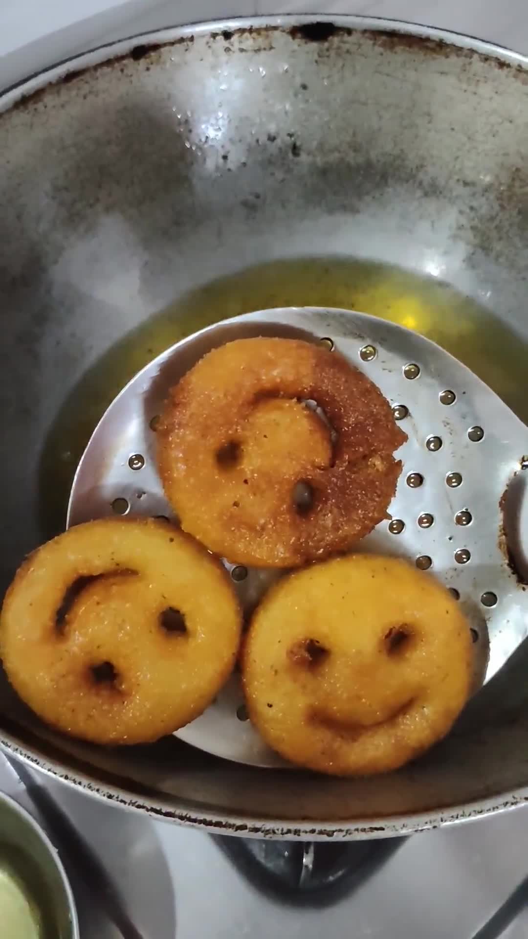 फ्राइड पोटैटो स्माइली(potato smily recipe in hindi) रेसिपी चरण 5 फोटो